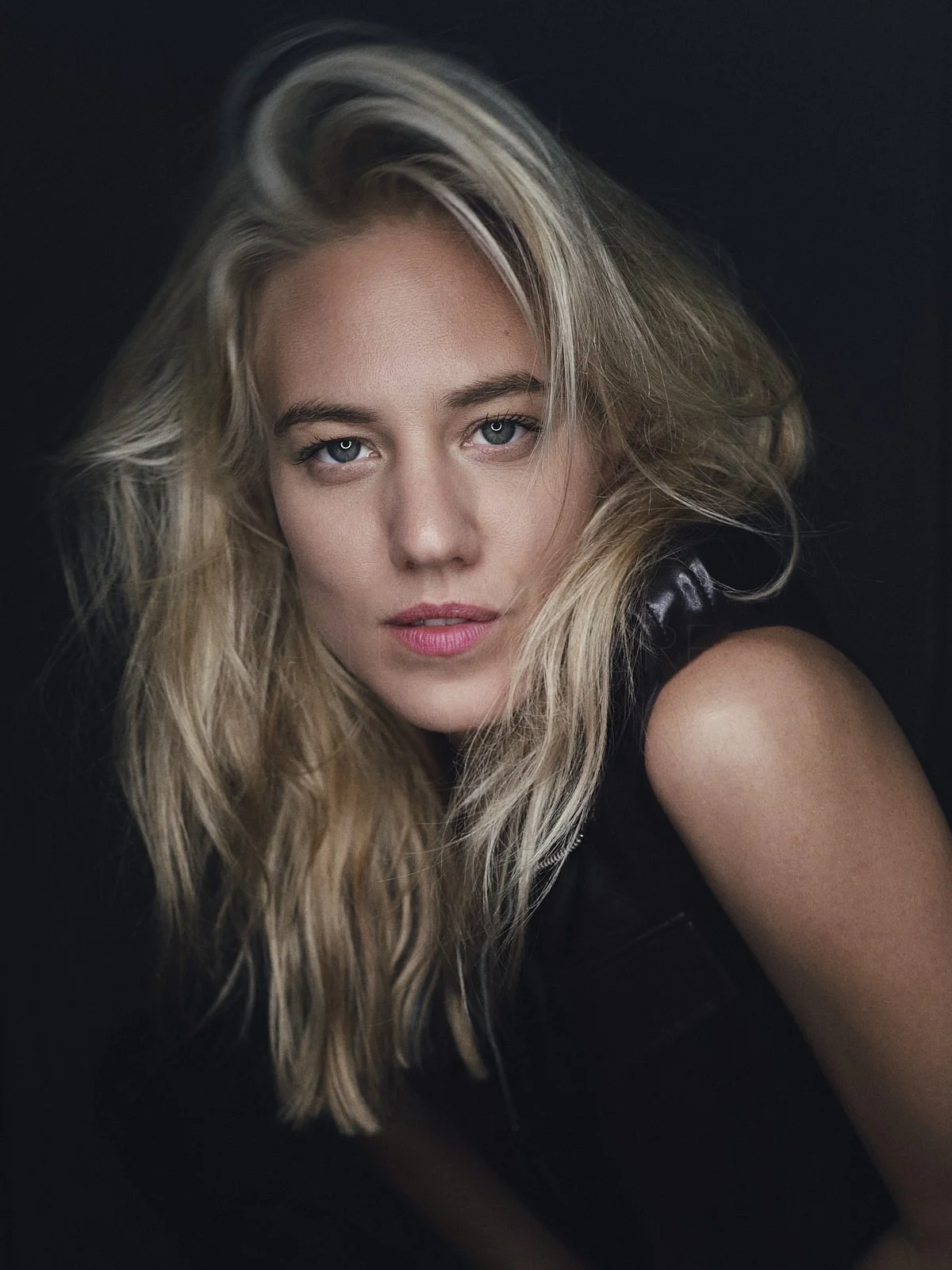Artist portrait by Sascha van der Werf.