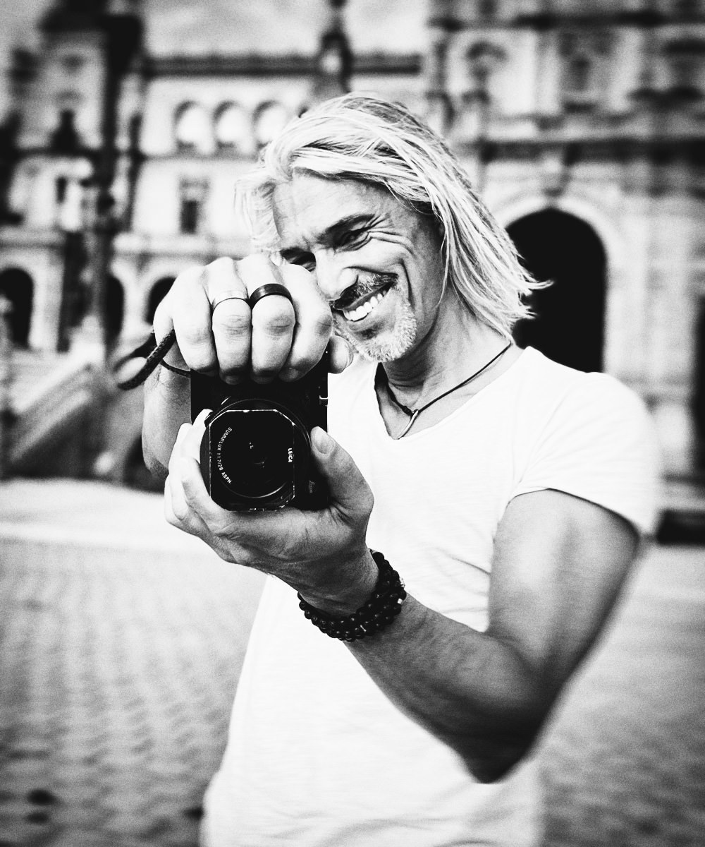 Sascha van der Werf smiling and holding a camera. Photo: TK.